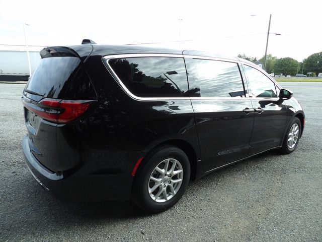 Used 2025 Chrysler Pacifica Select FWD image 5