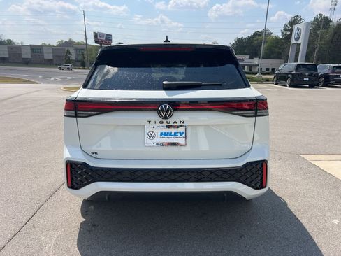 New 2026 Volkswagen Tiguan SE R-Line FWD image 4