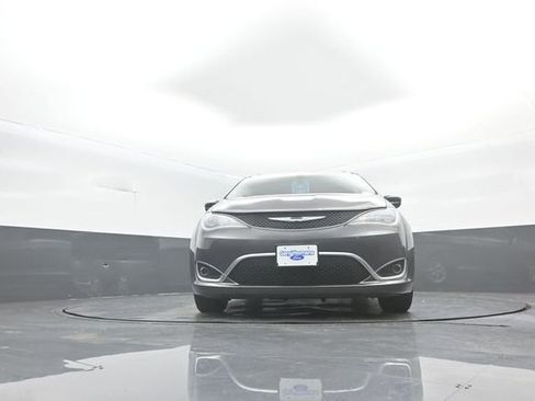 Used 2018 Chrysler Pacifica Touring-L Plus w/ Tire & Wheel Group FWD image 32