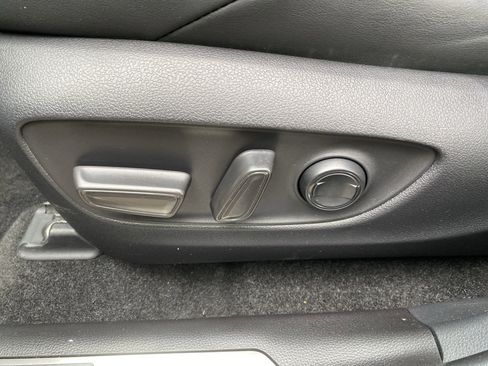 Used 2022 Toyota Venza XLE image 11