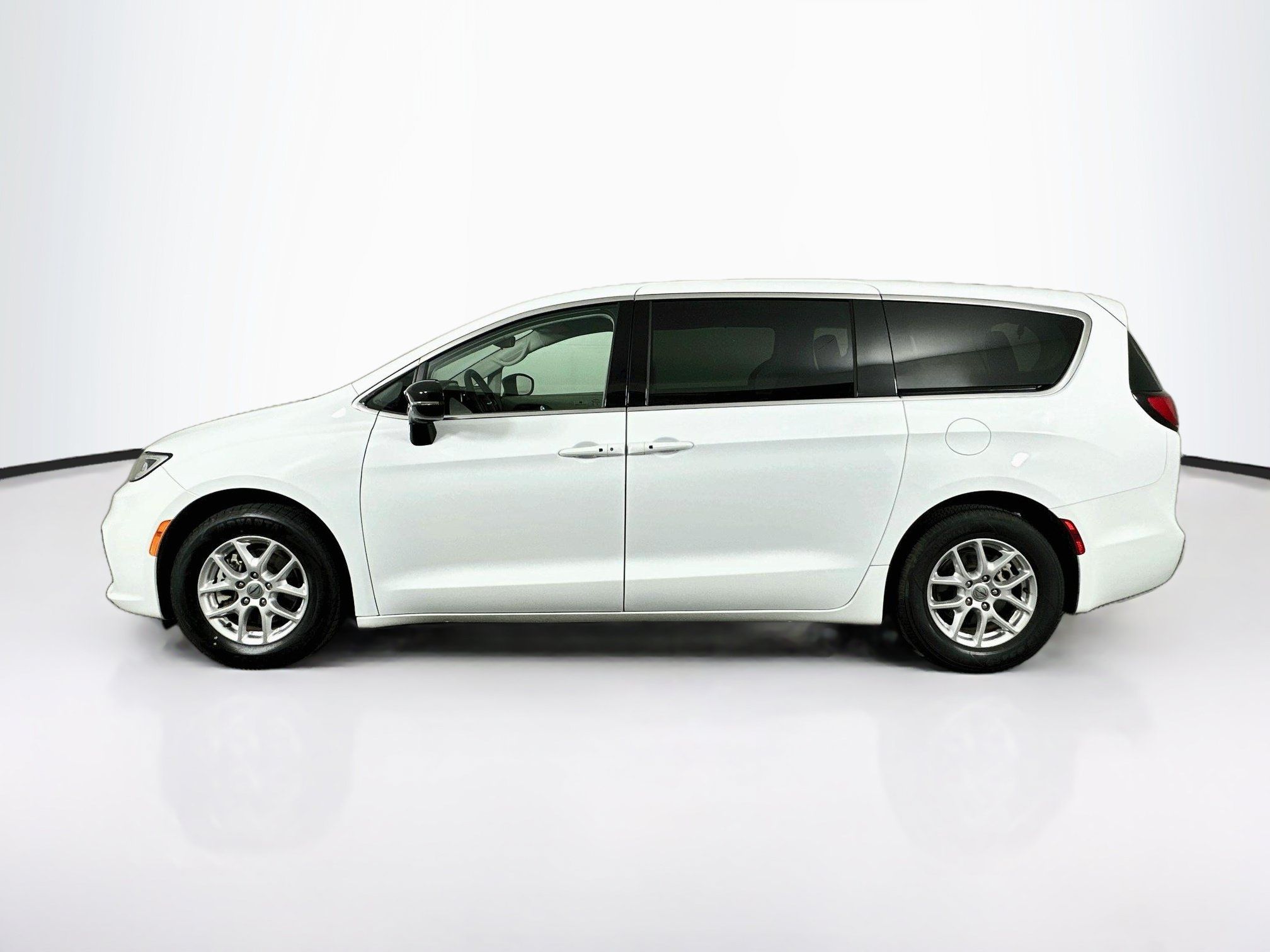 Used 2024 Chrysler Pacifica Touring-L FWD image 4