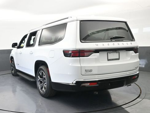 Used 2023 Jeep Wagoneer L Series III w/ Preferred Equipment Group image 9