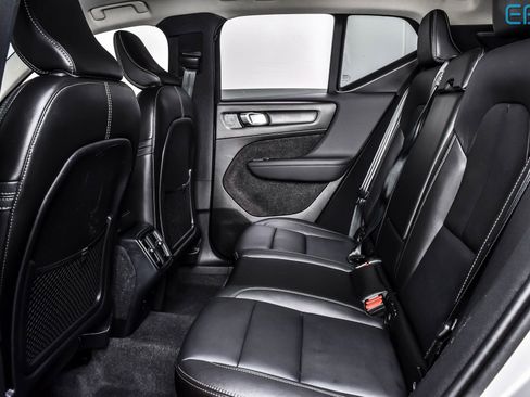 Used 2025 Volvo XC40 B5 Plus image 21