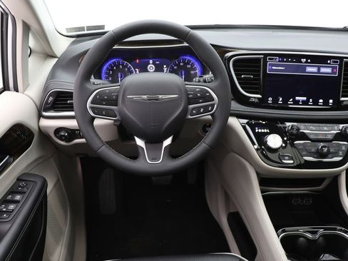 Used 2024 Chrysler Pacifica Limited image 13