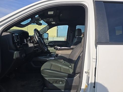 Used 2025 Chevrolet Silverado 2500 ZR2 w/ Technology Package AWD/4WD image 11