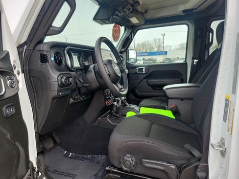 Used 2025 Jeep Wrangler Unlimited Rubicon 4xe w/ Convenience Group AWD/4WD image 7