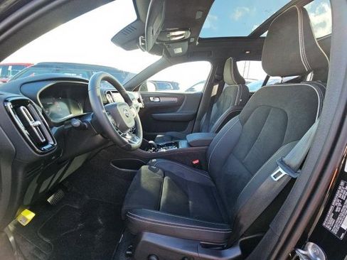 Certified 2025 Volvo XC40 B5 Plus image 5