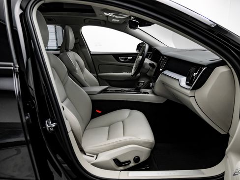 Used 2020 Volvo V60 T5 Momentum w/ Protection Package Premier image 43