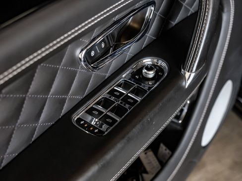 Used 2017 Bentley Bentayga image 47