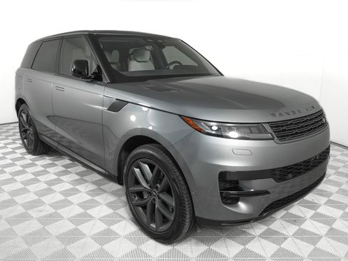 Used 2025 Land Rover Range Rover Sport SE image 3
