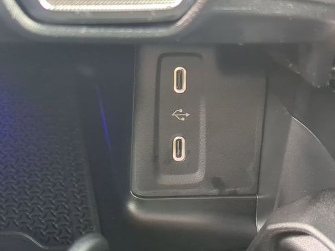 Used 2025 Mercedes-Benz GLC 350e 4MATIC image 9