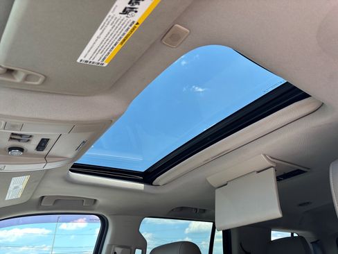 Used 2017 GMC Yukon SLT w/ Premium Edition AWD/4WD image 10