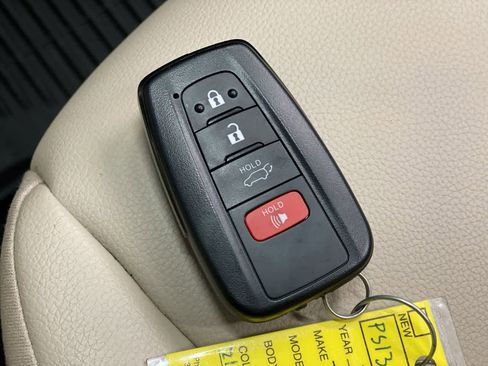 Used 2023 Toyota Highlander XLE image 29