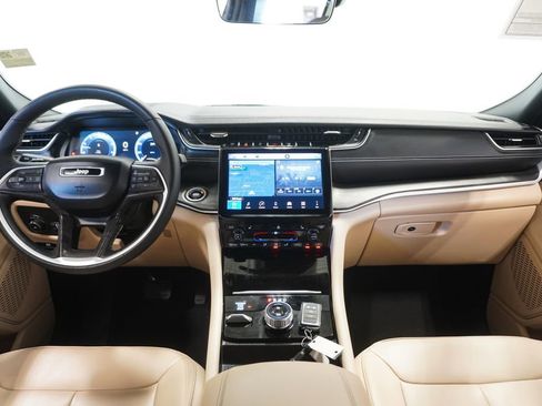 Used 2025 Jeep Grand Cherokee L Limited image 7