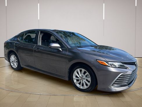Used 2021 Toyota Camry LE FWD image 10
