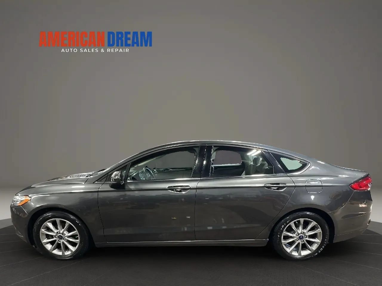 Used 2017 Ford Fusion SE w/ Fusion SE Technology Package FWD image 2