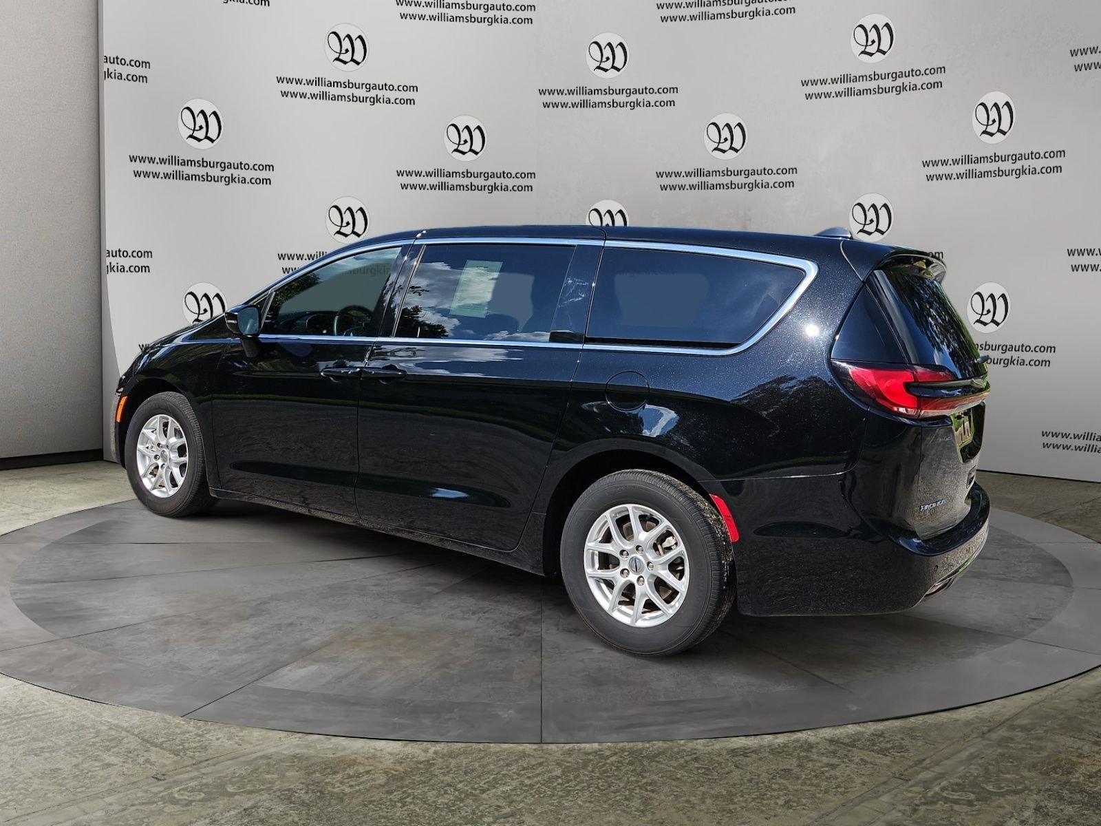 Used 2025 Chrysler Pacifica Select FWD image 3