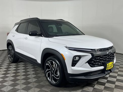 Used 2025 Chevrolet TrailBlazer RS w/ Convenience Package image 3