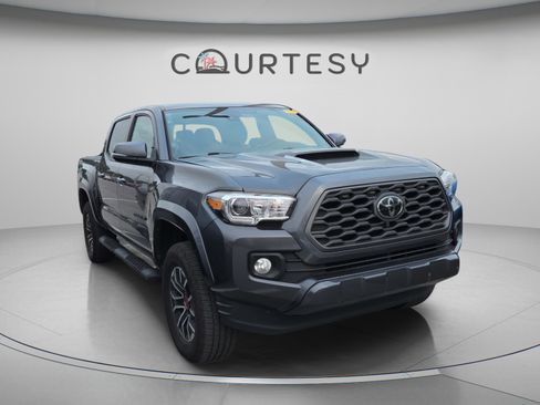 Used 2022 Toyota Tacoma TRD Sport w/ Technology Package image 3