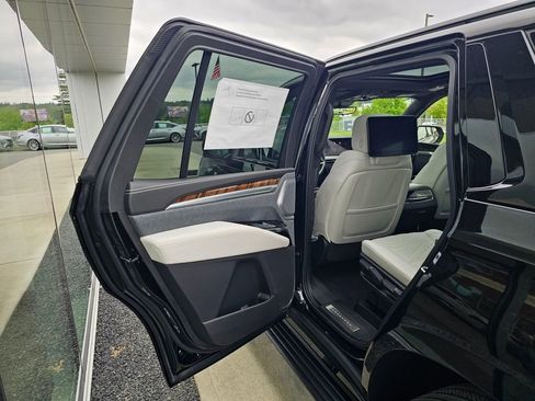 New 2026 Cadillac Escalade Platinum Sport AWD/4WD image 16
