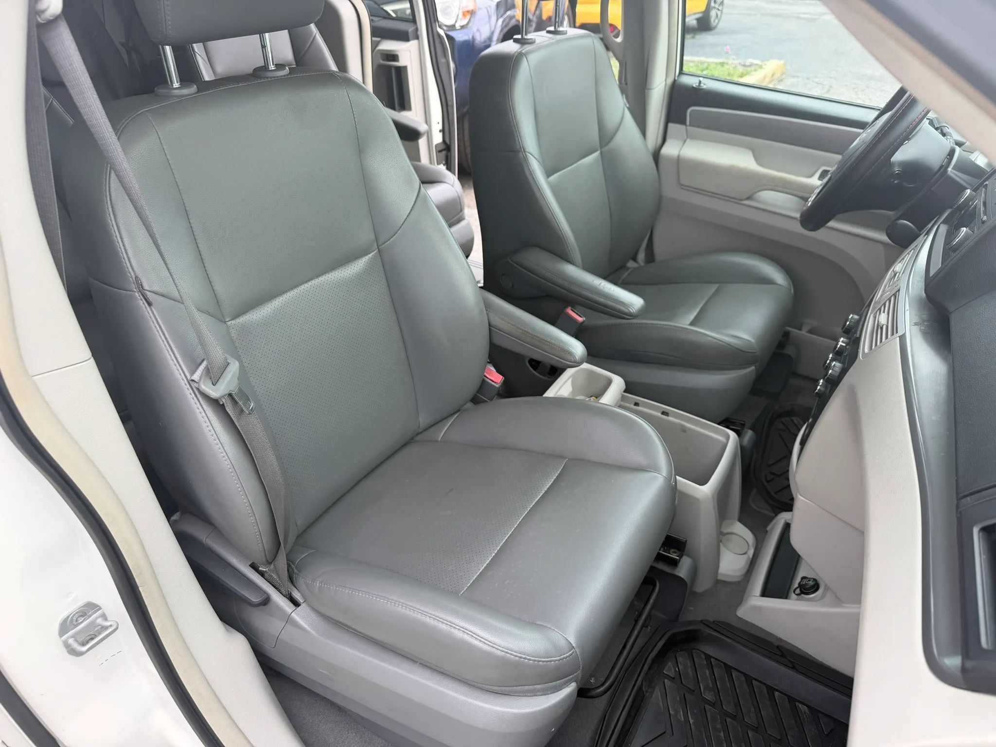 Used 2011 Volkswagen Routan SE FWD image 11