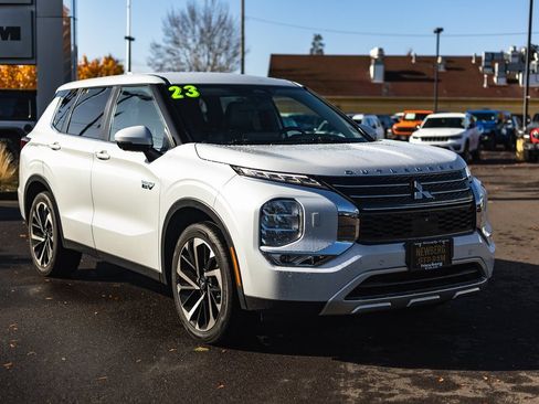 Used 2023 Mitsubishi Outlander SE image 6