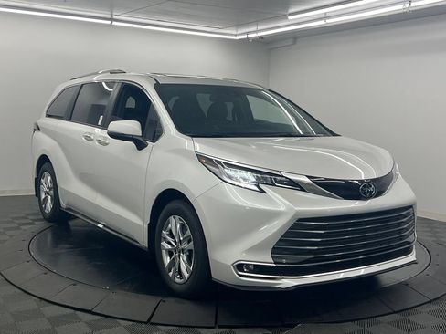 Used 2026 Toyota Sienna Limited FWD image 3
