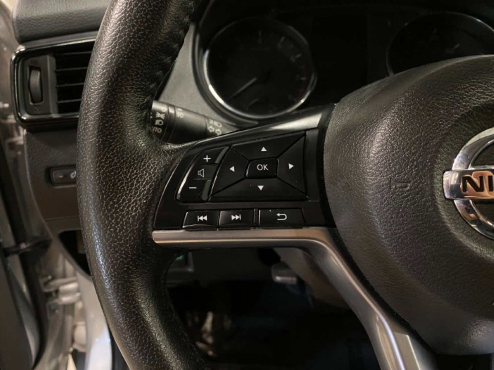 Used 2020 Nissan Rogue SV w/ Sun & Sound Touring Package AWD/4WD image 41