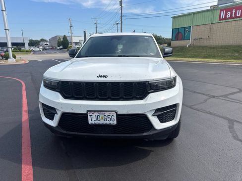 Used 2023 Jeep Grand Cherokee Altitude AWD/4WD image 2