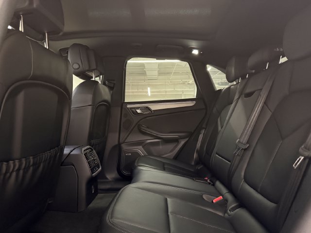 Certified 2026 Porsche Macan AWD/4WD image 33