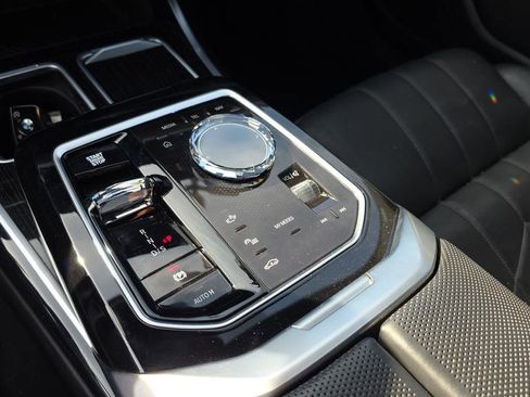 Used 2025 BMW 760i xDrive w/ Premium Package image 26