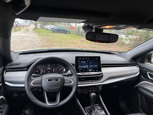 Used 2025 Jeep Compass Limited image 33