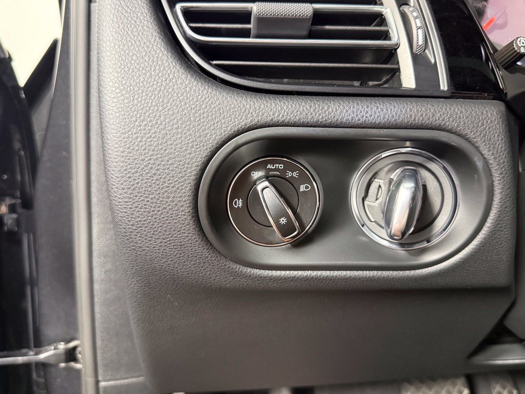 Certified 2021 Porsche Macan AWD/4WD image 26
