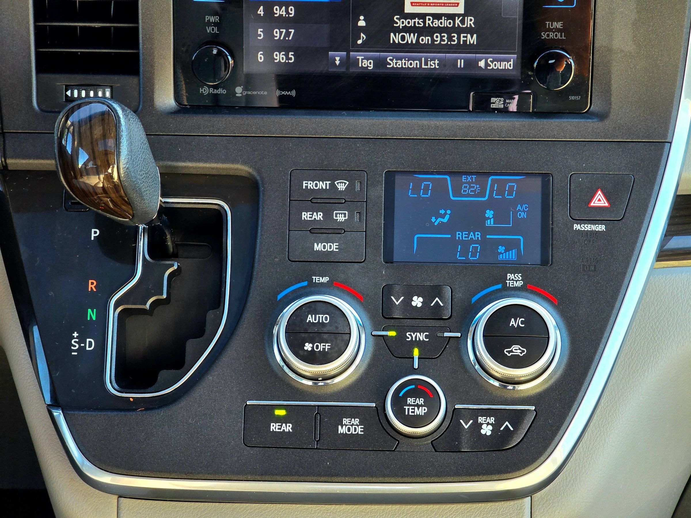 Used 2017 Toyota Sienna XLE w/ XLE Navigation Package FWD image 33