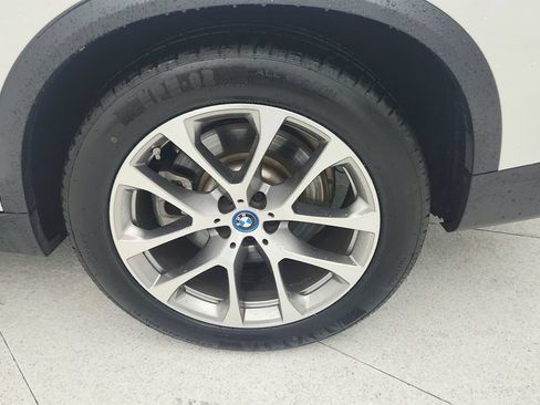 Used 2025 BMW X5 xDrive50e AWD/4WD image 23