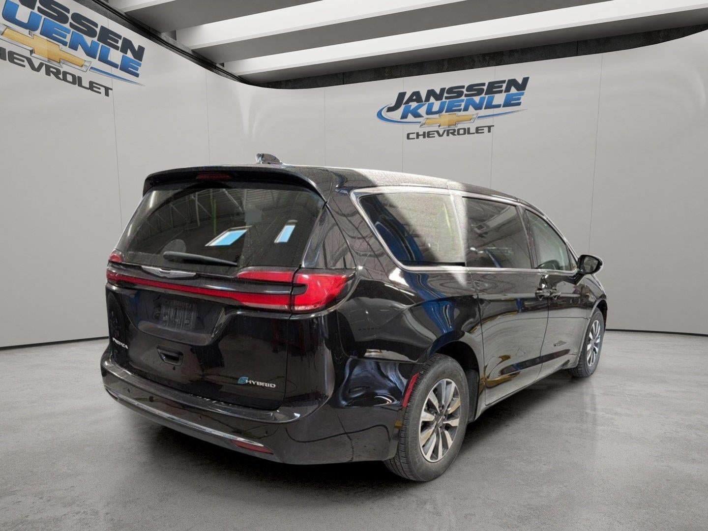 Used 2024 Chrysler Pacifica Limited FWD image 2