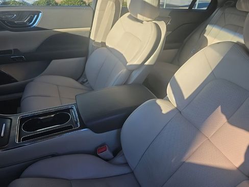 Used 2020 Lincoln Continental w/ Premium Package image 25