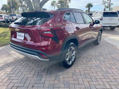 Used 2025 Chevrolet Trax LT w/ LT Convenience Package image 6