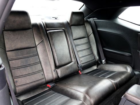 Used 2014 Dodge Challenger SXT image 32