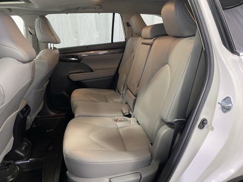 Used 2023 Toyota Highlander Limited image 11