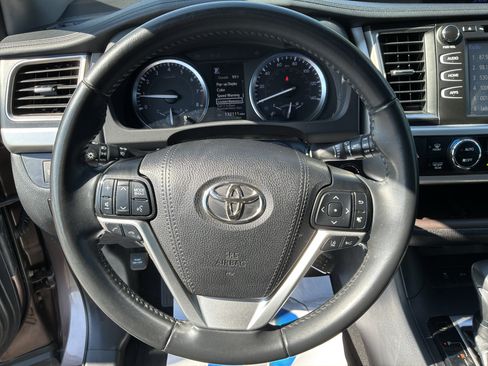 Used 2019 Toyota Highlander XLE FWD image 17