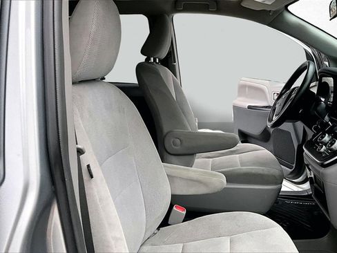 Used 2019 Toyota Sienna L image 29