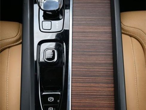 Used 2023 Volvo XC60 B5 Ultimate w/ Protection Package Premier image 10