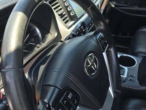 Used 2019 Toyota Highlander XLE AWD/4WD image 17