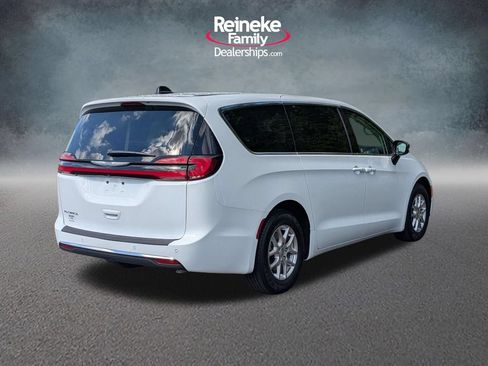 Used 2024 Chrysler Pacifica Touring-L FWD image 5