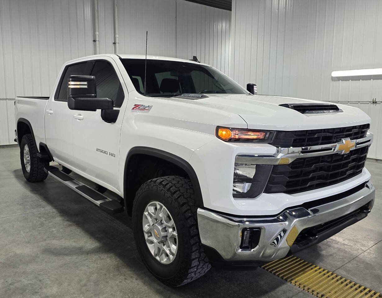 Used 2024 Chevrolet Silverado 2500 LT AWD/4WD image 4