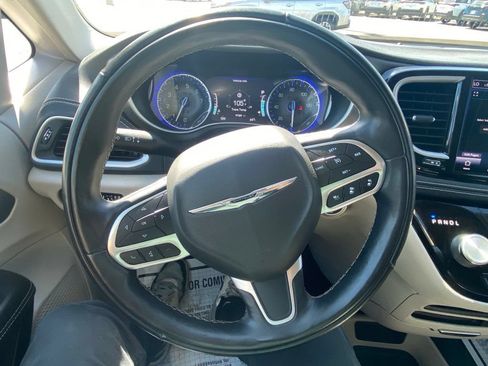 Used 2022 Chrysler Pacifica Touring-L AWD/4WD image 14