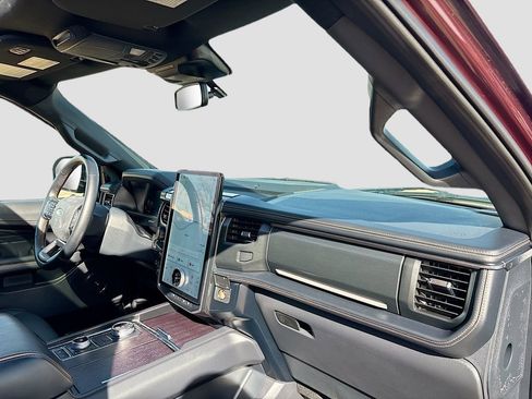 Used 2024 Ford Expedition Platinum image 32