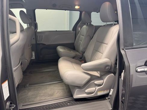 Used 2018 Toyota Sienna XLE AWD/4WD image 30