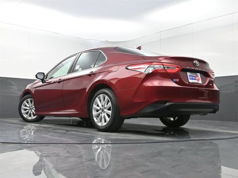 Used 2020 Toyota Camry LE image 28